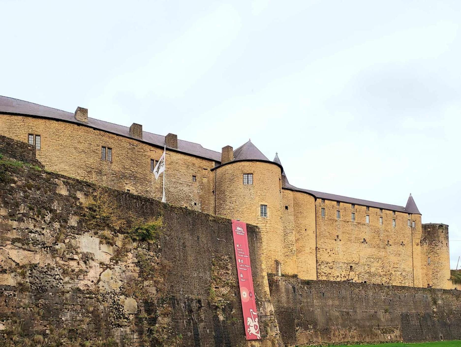 L'Elegant Des Remparts, Vue Sur Chateau Fort Sedan Zewnętrze zdjęcie